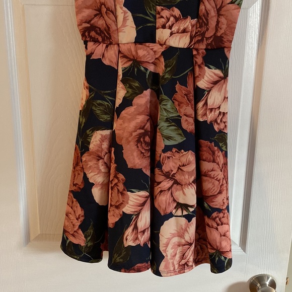 January 7 adorable printed dress - Picture 3 of 5